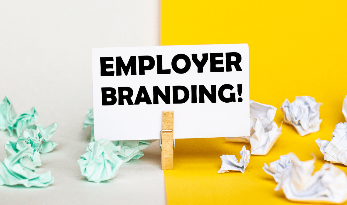Foglio con su scritto employer branding e cartacce intorno che rappresentano i tentativi