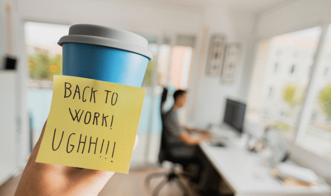 Post it attaccato a una tazza usa e getta portatile con scritto "Back to work! Ughh!" utile per rappresentare l'employee engagement