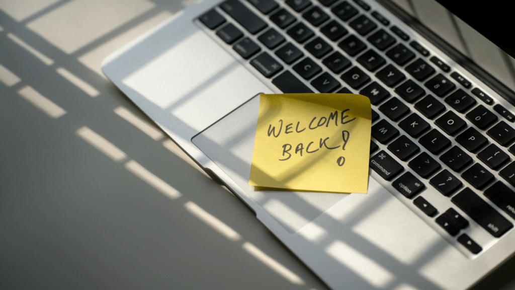 post-it lasciato sulla tastiera del computer portatile con scritto "welcome back!"