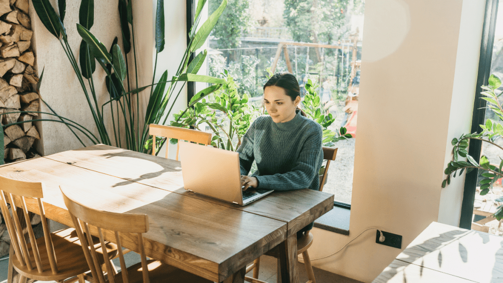 Ragazza mora che lavora al computer da casa grazie alle possibilità del remote working