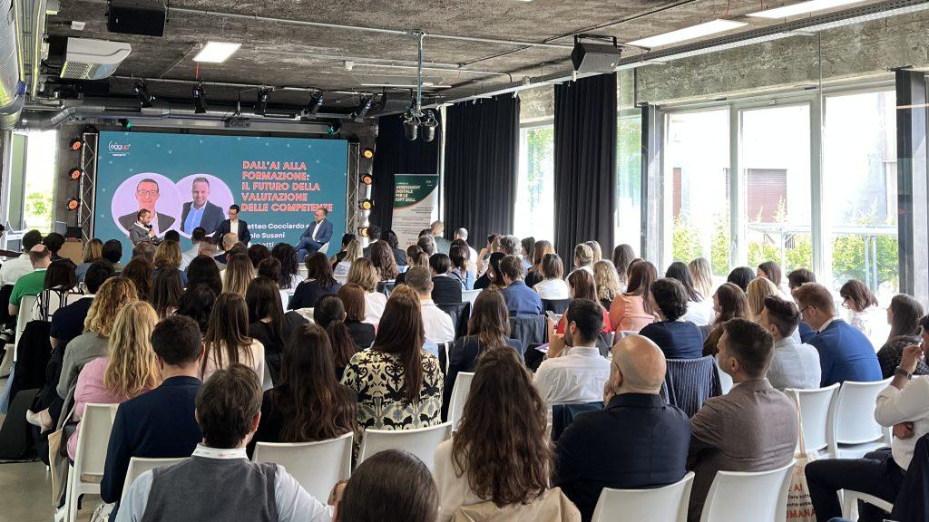 EggupLAB 2025 durante l'evento, con intervento ospiti. Integrare l'AI nella valutazione delle competenze.