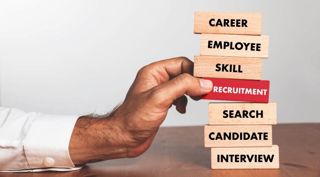 Concetto di recruitment rappresentato con blocchi di legno e scritta RECRUITMENT