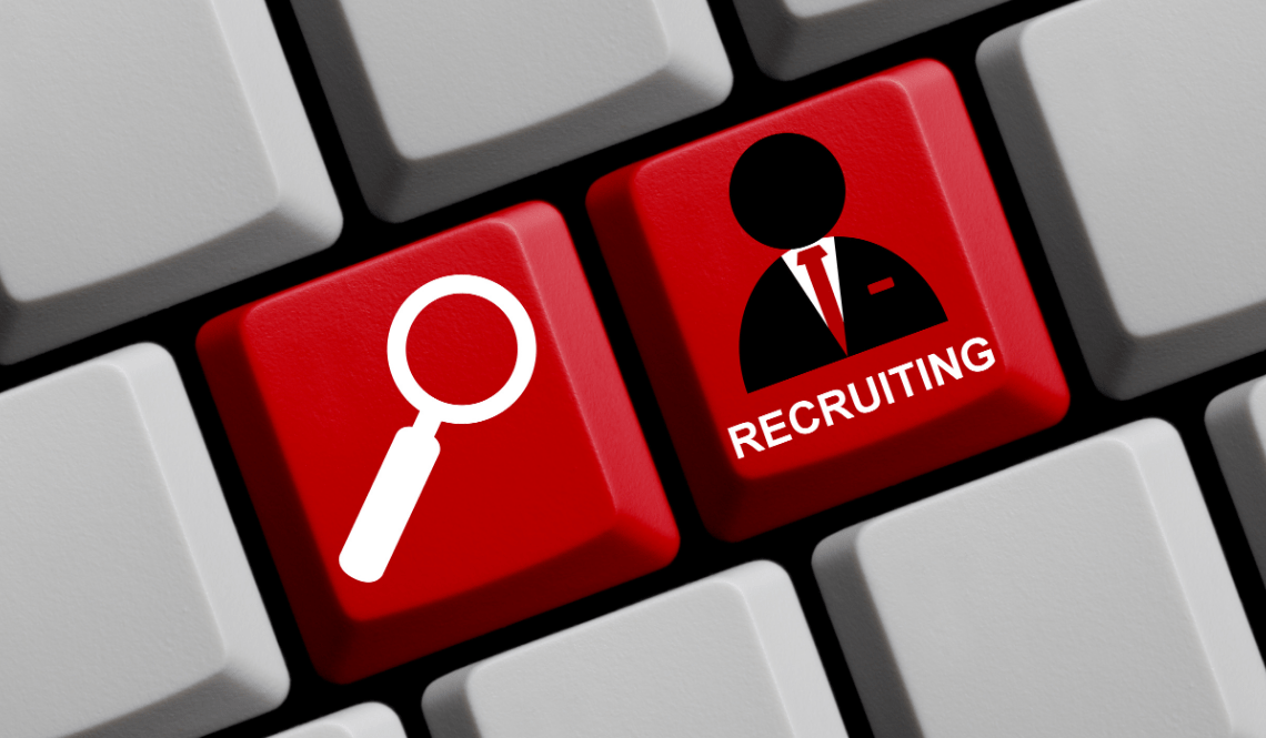 Tastiera rossa che mostra simboli e la scritta Recruiting