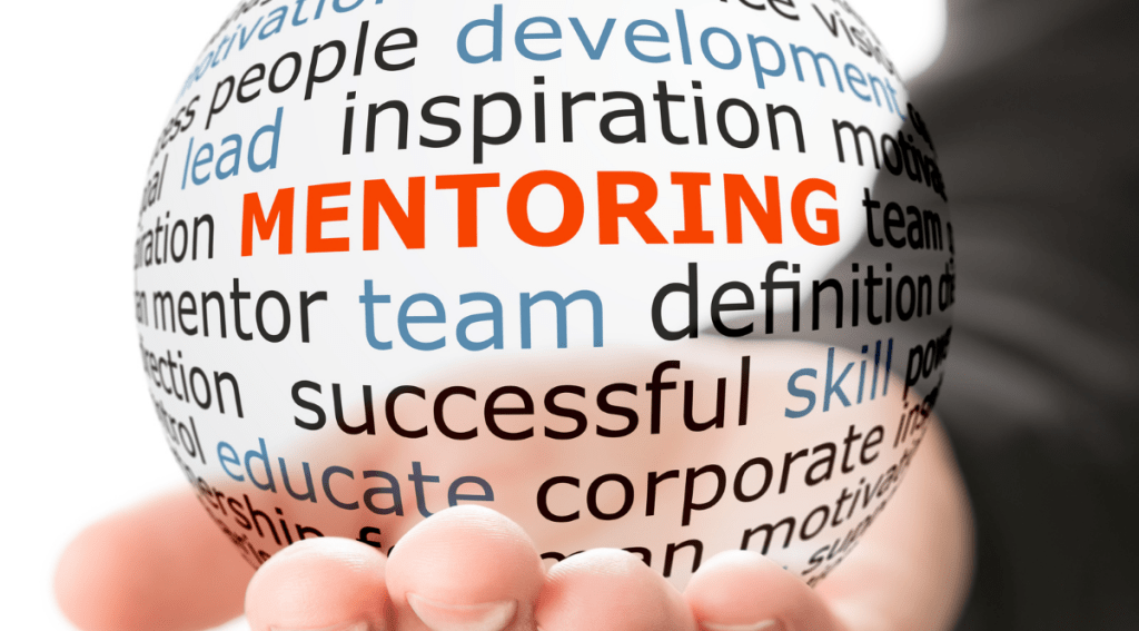 Primo piano su una palla con parole legate al mentoring, rappresentazione dello sviluppo delle competenze e della collaborazione intergenerazionale.