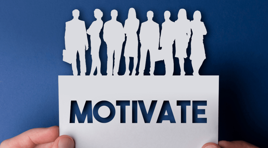 Silhouette di professionisti sopra la scritta “Motivate”, simbolo di un team unito e motivato grazie a leadership, riconoscimento e coinvolgimento aziendale.