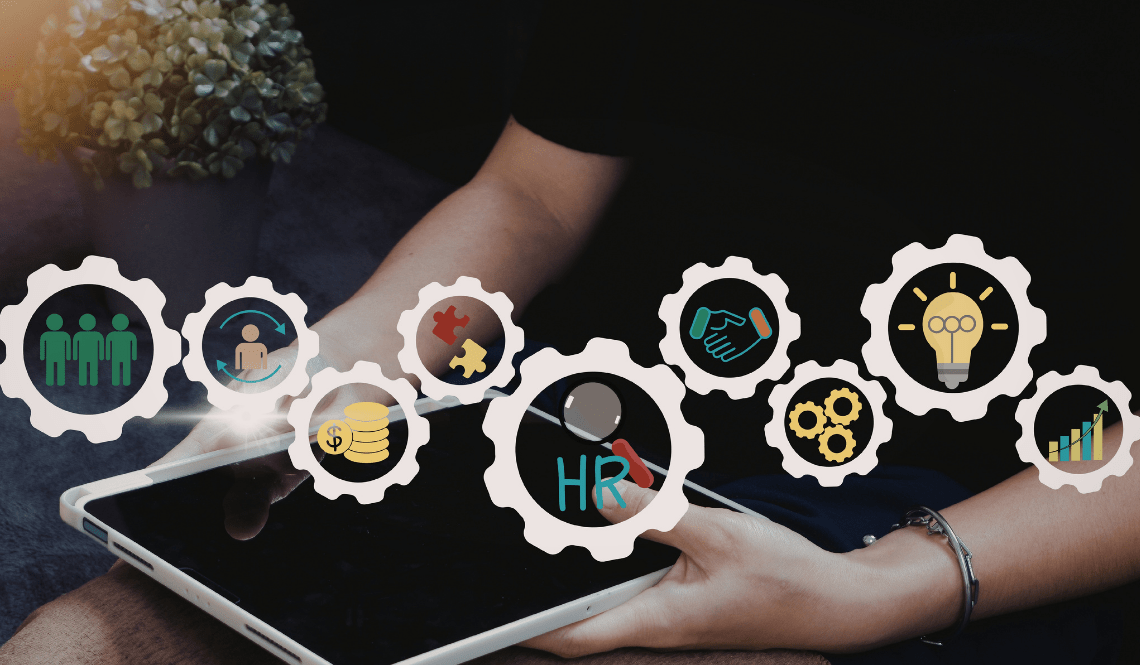 Tablet con icone HR digitali che rappresentano selezione, performance e sviluppo integrate in un sistema di assessment aziendale.