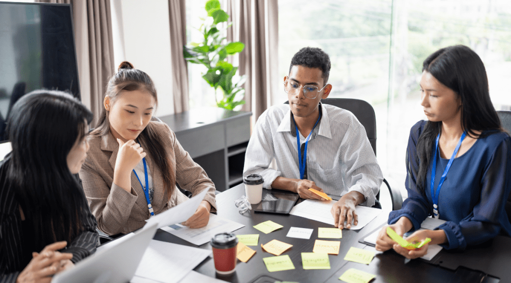 Persone in riunione che discutono di come creare un succession planning
